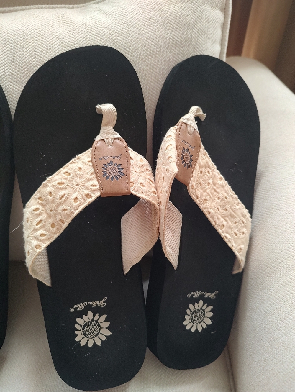 3 Pairs of Yellow Box Black Flip Flops - Picture 6 of 6